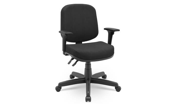 cadeira-ergonomica-don-operativa-plus-prolabore-com-bracos-tecido-preto-base-preta-frente-diagonal