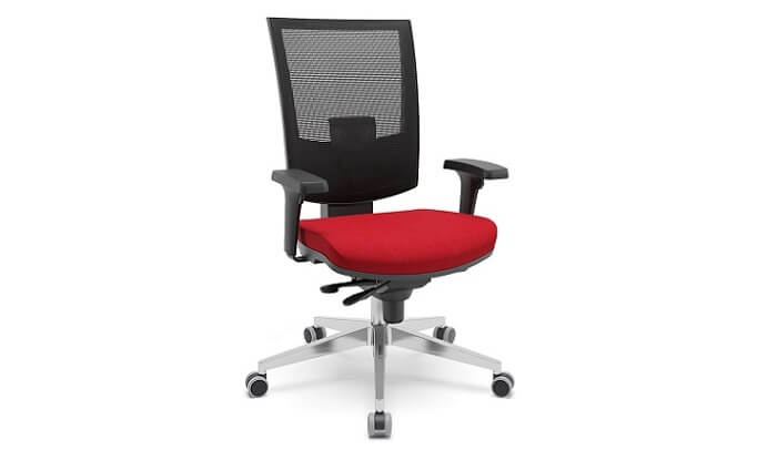 cadeira-presidente-ergonomica-flash-tela-preta-assento-vermelho-diagonal-frente-back-system-base-aco-cromado-pu