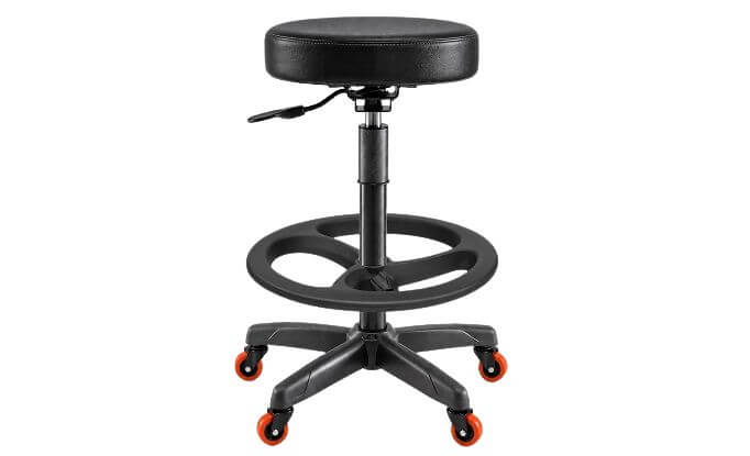 mocho-para-mecanico-industrial-alto-prolabore-preto-com-apoio-de-pes-e-rodizio-industrial-reforcado-laranja